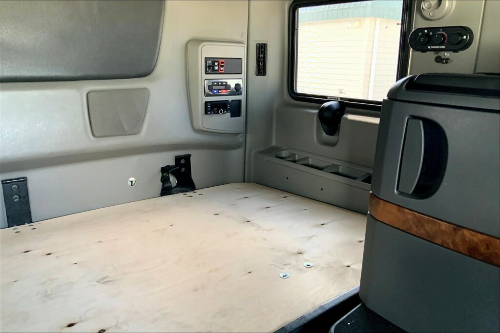 2021 CUM LT625 6×4 Sleeper