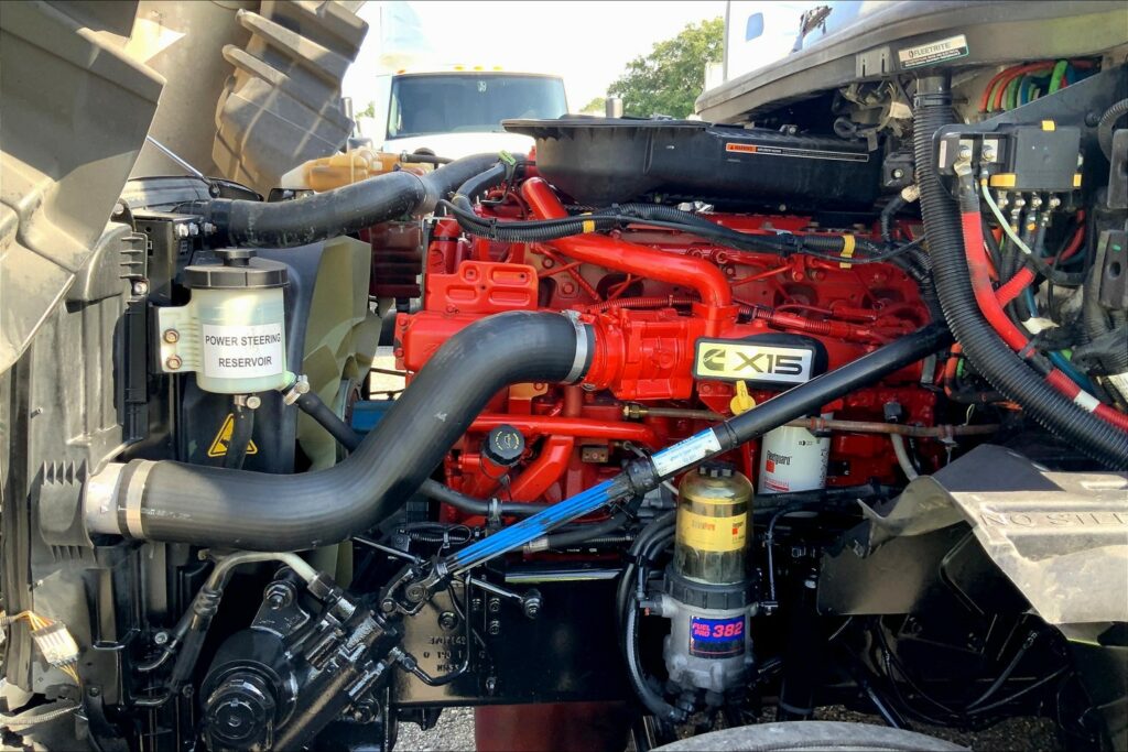 2021 CUM LT625 6×4 Sleeper