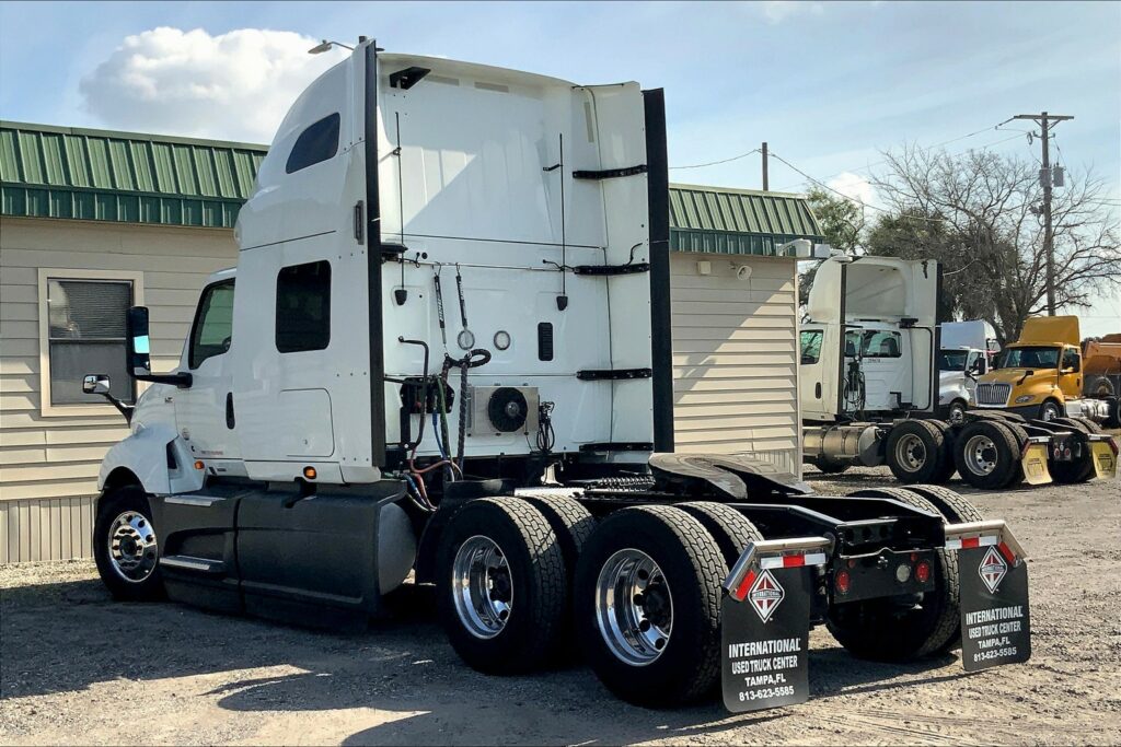 2021 CUM LT625 6×4 Sleeper