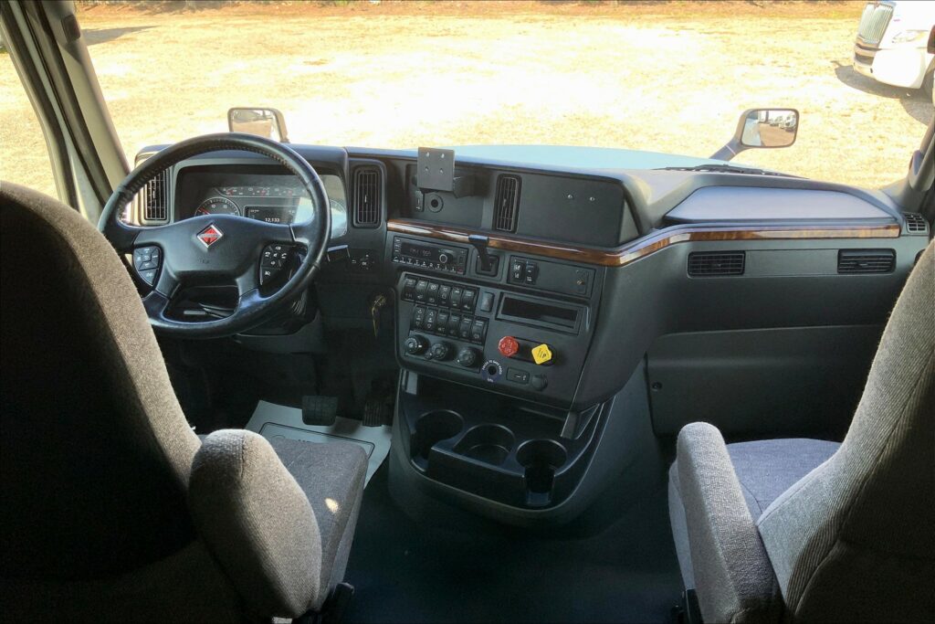 2021 CUM LT625 6×4 Sleeper