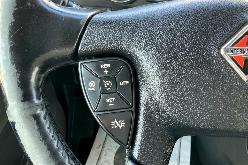 2021 CUM LT625 6×4 Sleeper