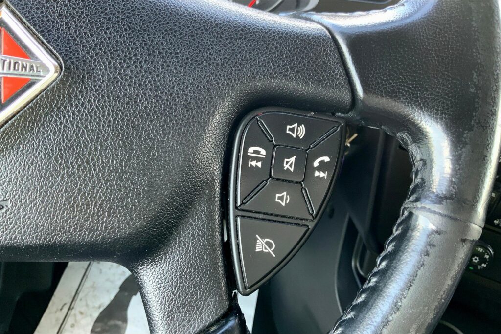 2021 CUM LT625 6×4 Sleeper