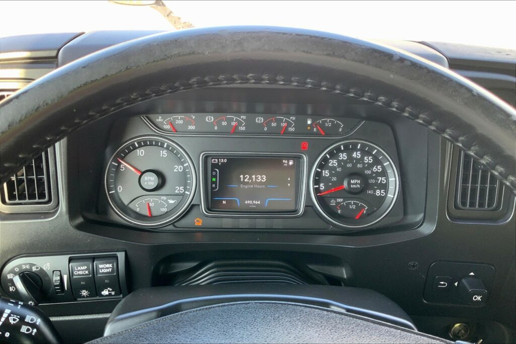 2021 CUM LT625 6×4 Sleeper