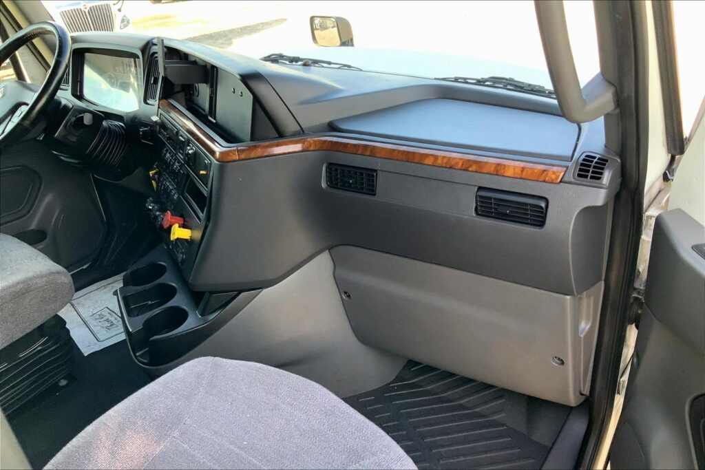 2021 CUM LT625 6×4 Sleeper