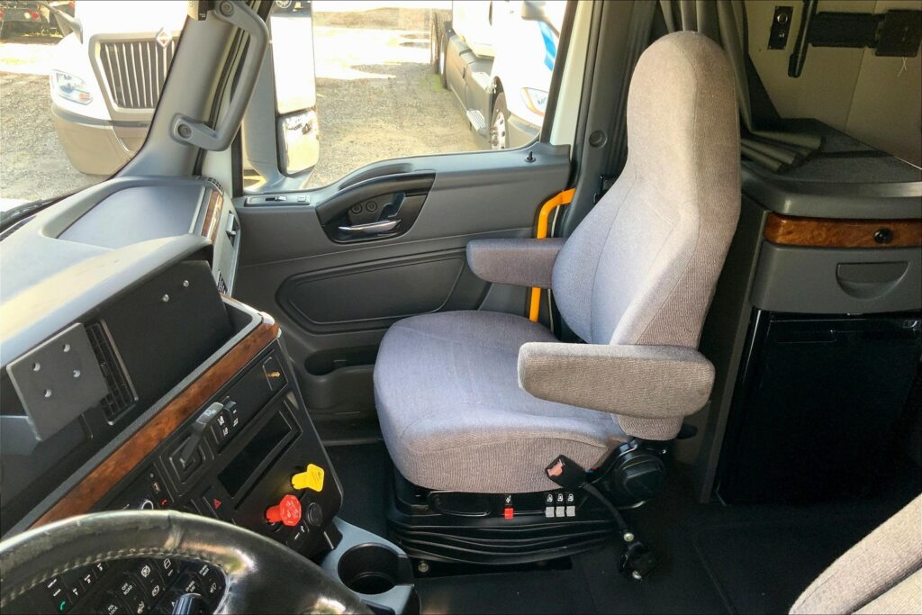 2021 CUM LT625 6×4 Sleeper