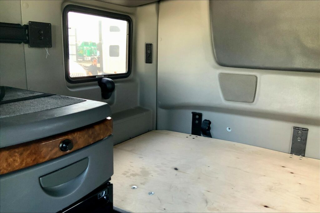 2021 CUM LT625 6×4 Sleeper