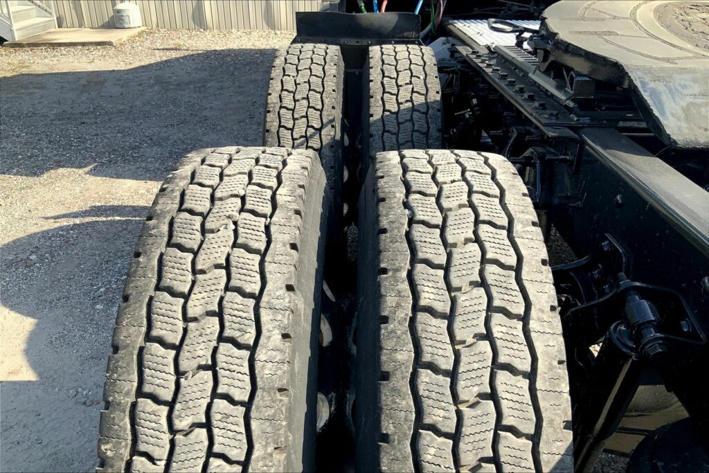 2021 CUM LT625 6×4 Sleeper