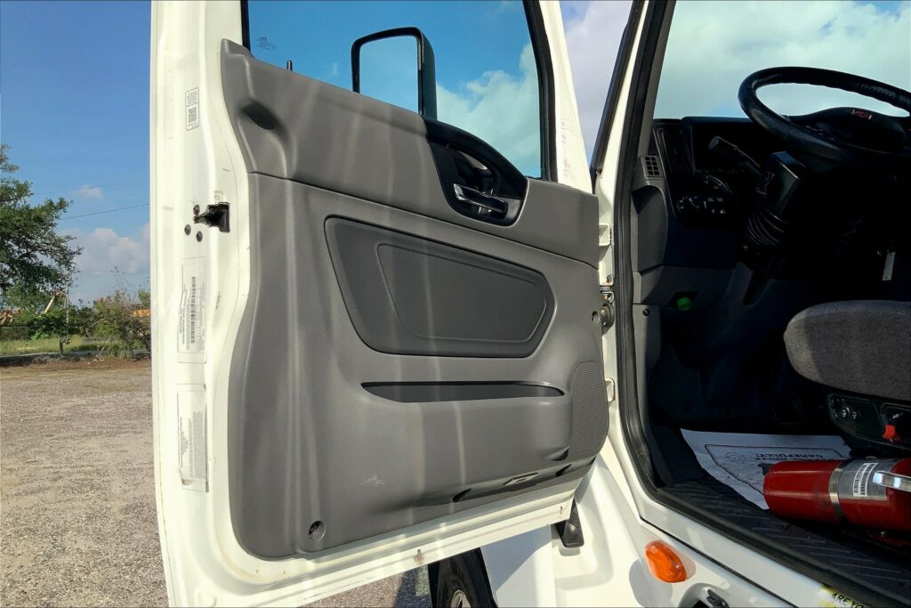 2021 CUM LT625 6×4 Sleeper