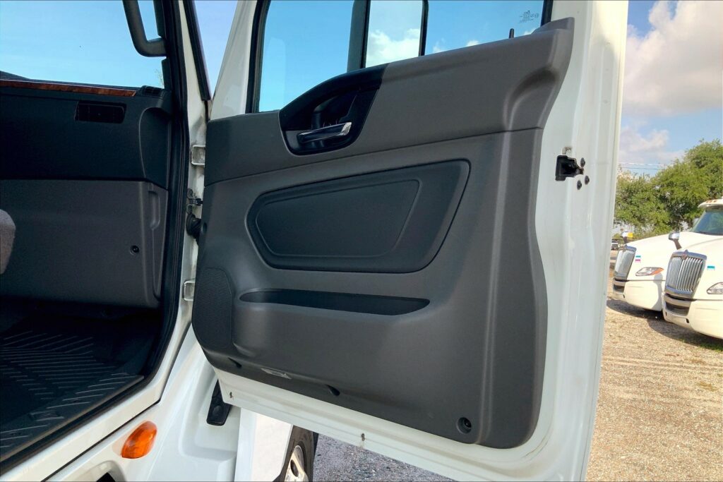 2021 CUM LT625 6×4 Sleeper