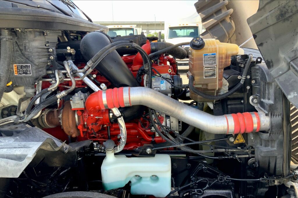 2021 CUM LT625 6×4 Sleeper