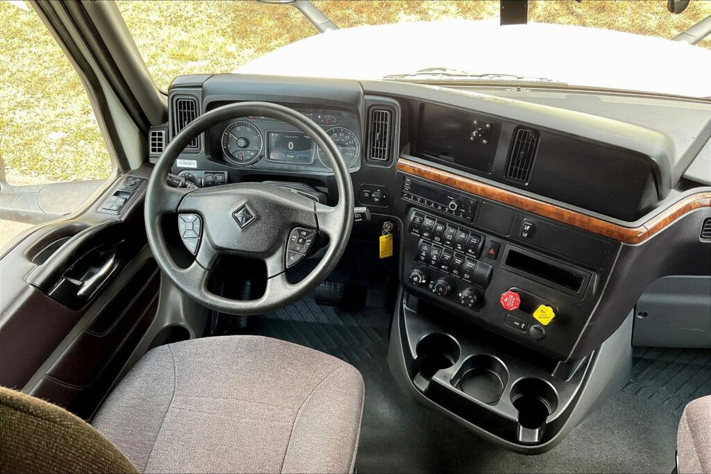 2022 CUM LT625 6×4 Sleeper