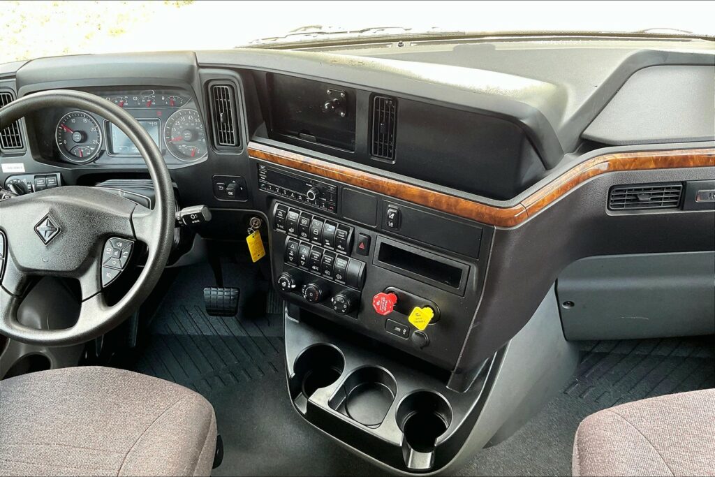 2022 CUM LT625 6×4 Sleeper