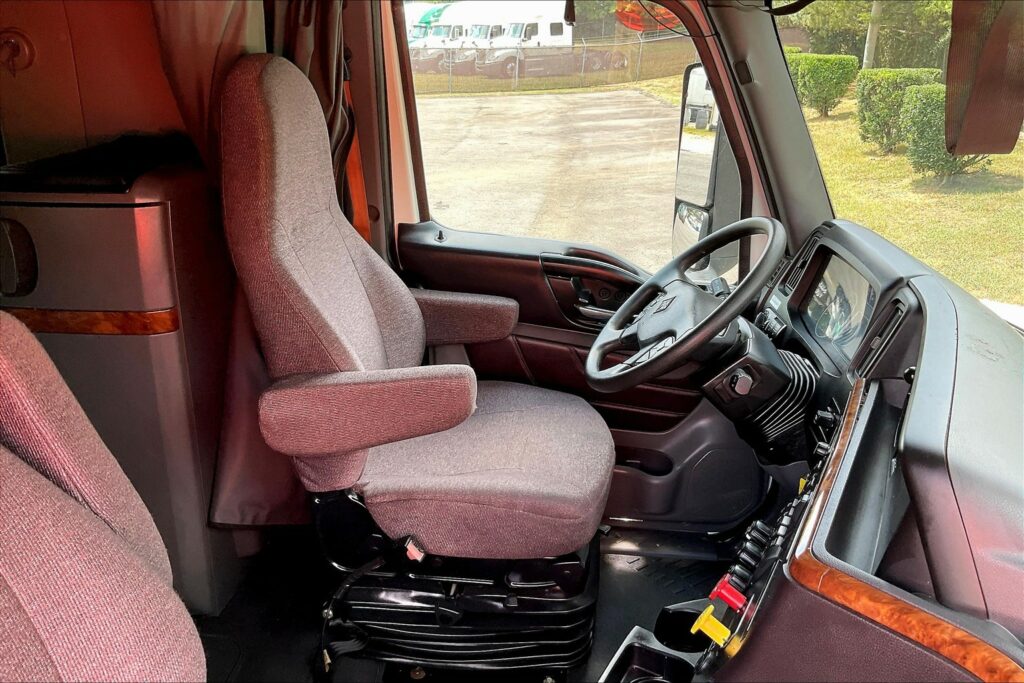 2022 CUM LT625 6×4 Sleeper