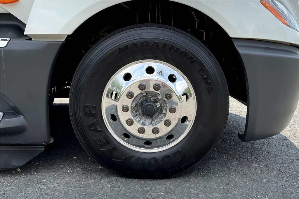 2022 CUM LT625 6×4 Sleeper