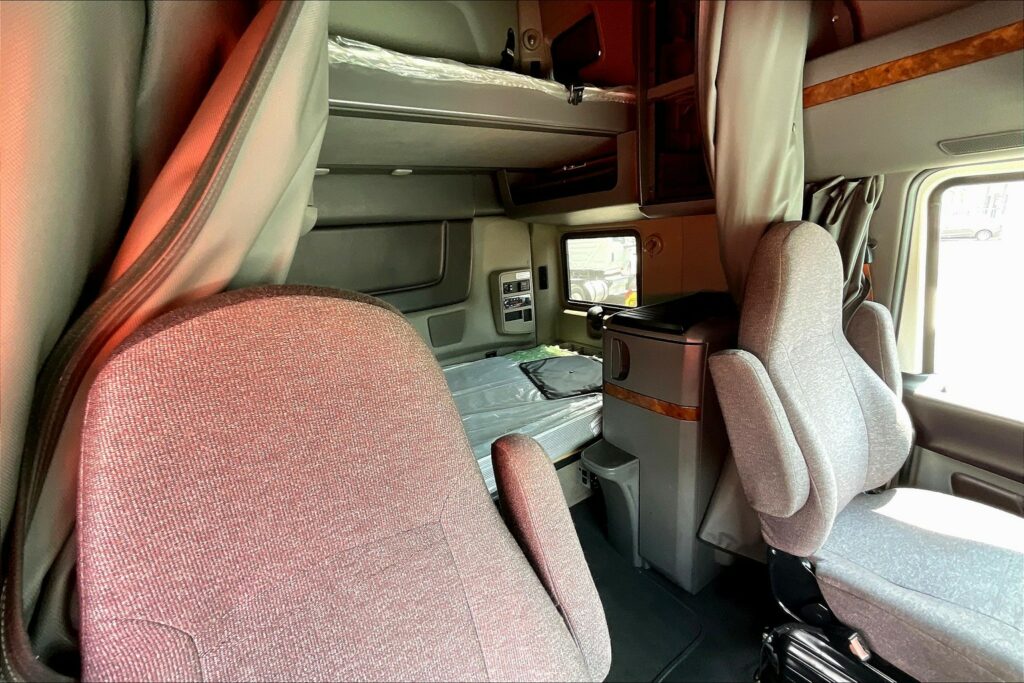 2022 CUM LT625 6×4 Sleeper