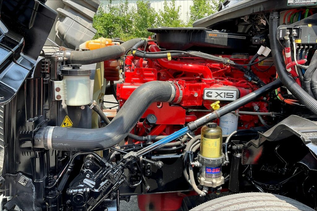 2022 CUM LT625 6×4 Sleeper