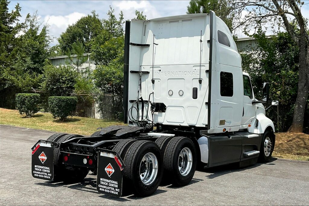 2022 CUM LT625 6×4 Sleeper