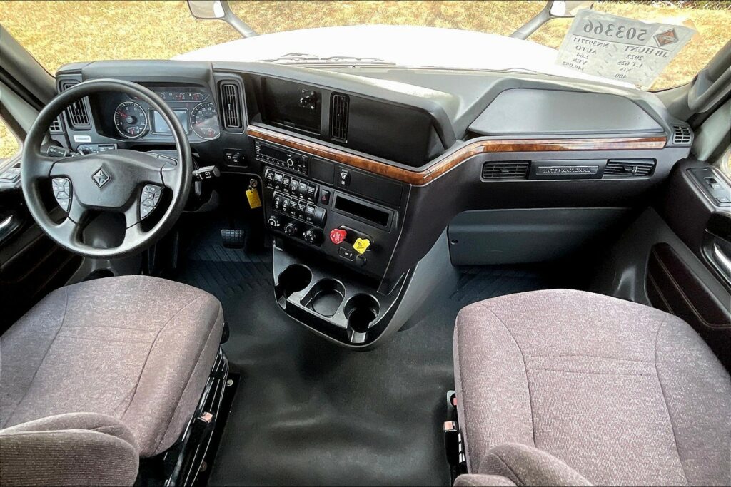 2022 CUM LT625 6×4 Sleeper