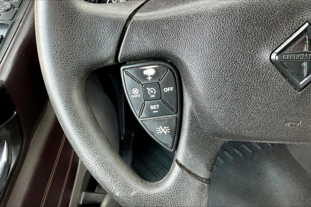 2022 CUM LT625 6×4 Sleeper