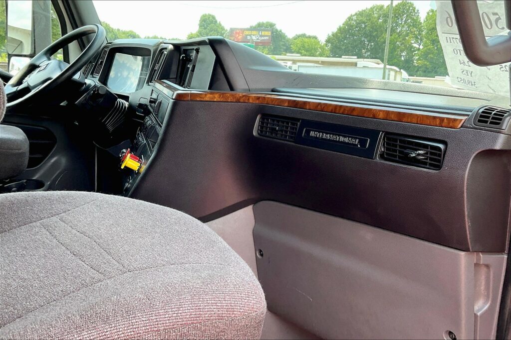 2022 CUM LT625 6×4 Sleeper