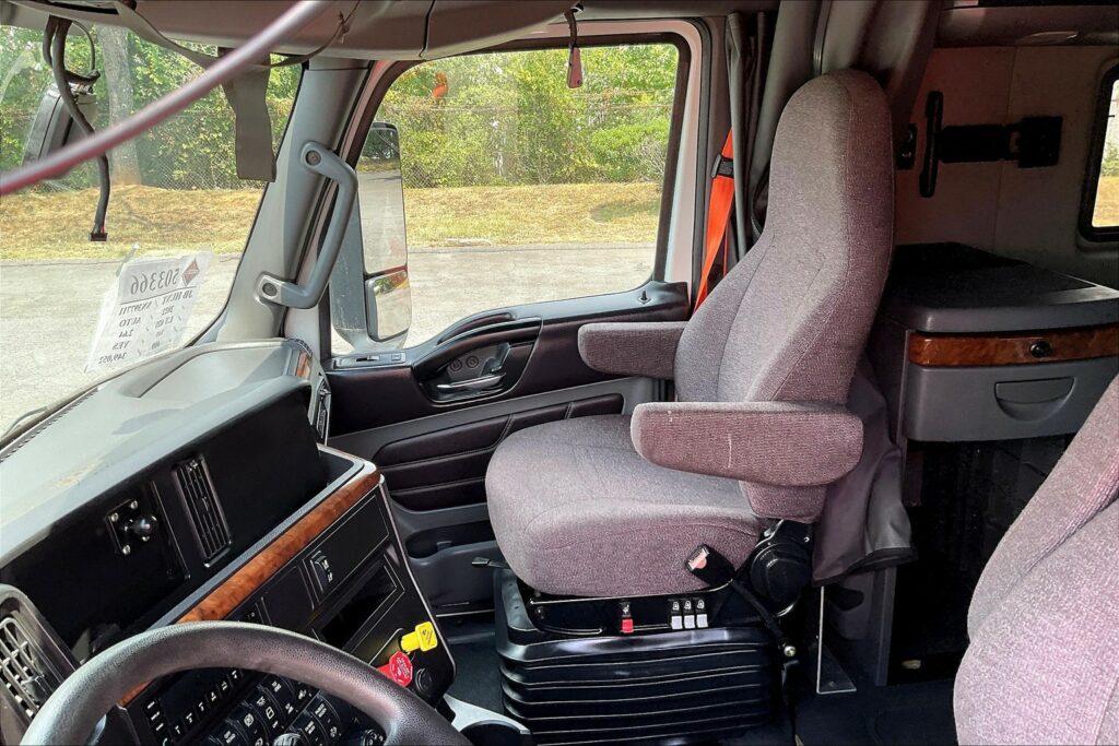 2022 CUM LT625 6×4 Sleeper