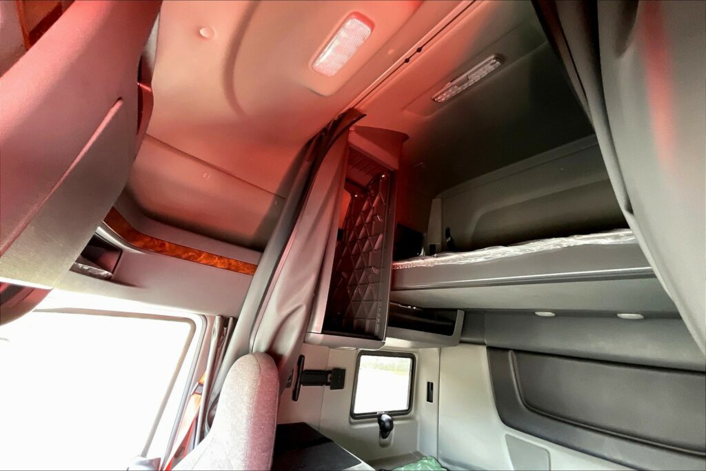 2022 CUM LT625 6×4 Sleeper