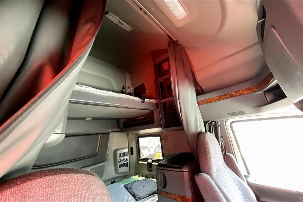 2022 CUM LT625 6×4 Sleeper