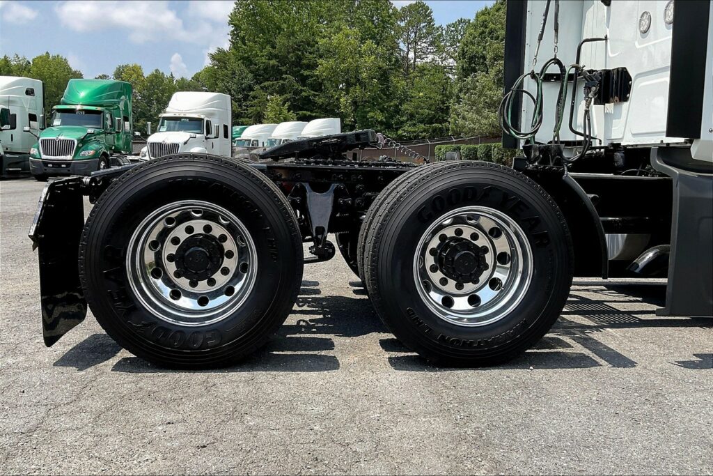 2022 CUM LT625 6×4 Sleeper