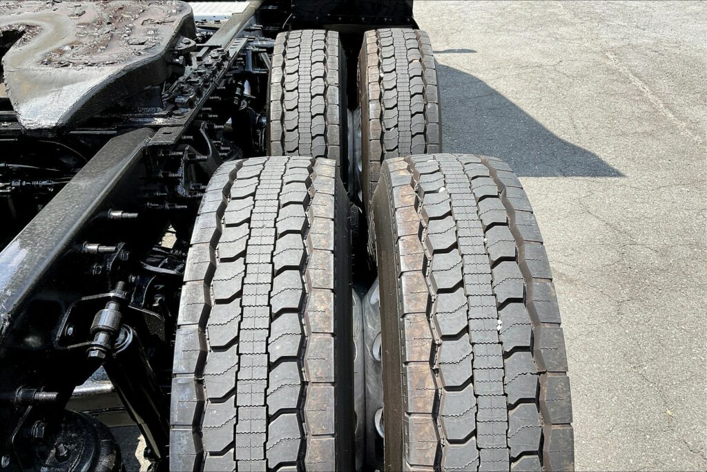 2022 CUM LT625 6×4 Sleeper