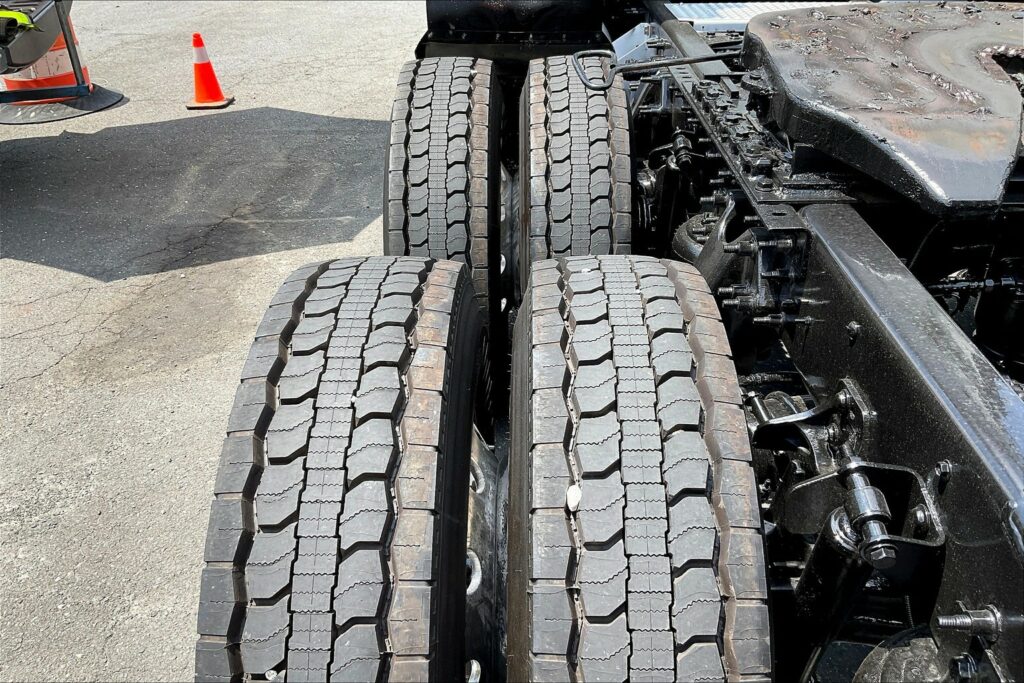 2022 CUM LT625 6×4 Sleeper