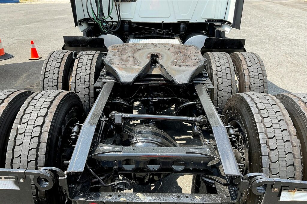 2022 CUM LT625 6×4 Sleeper