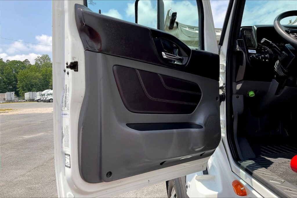 2022 CUM LT625 6×4 Sleeper