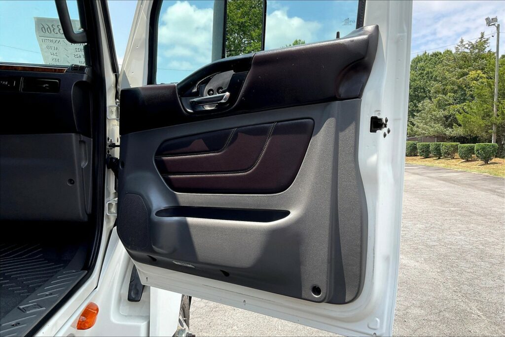 2022 CUM LT625 6×4 Sleeper