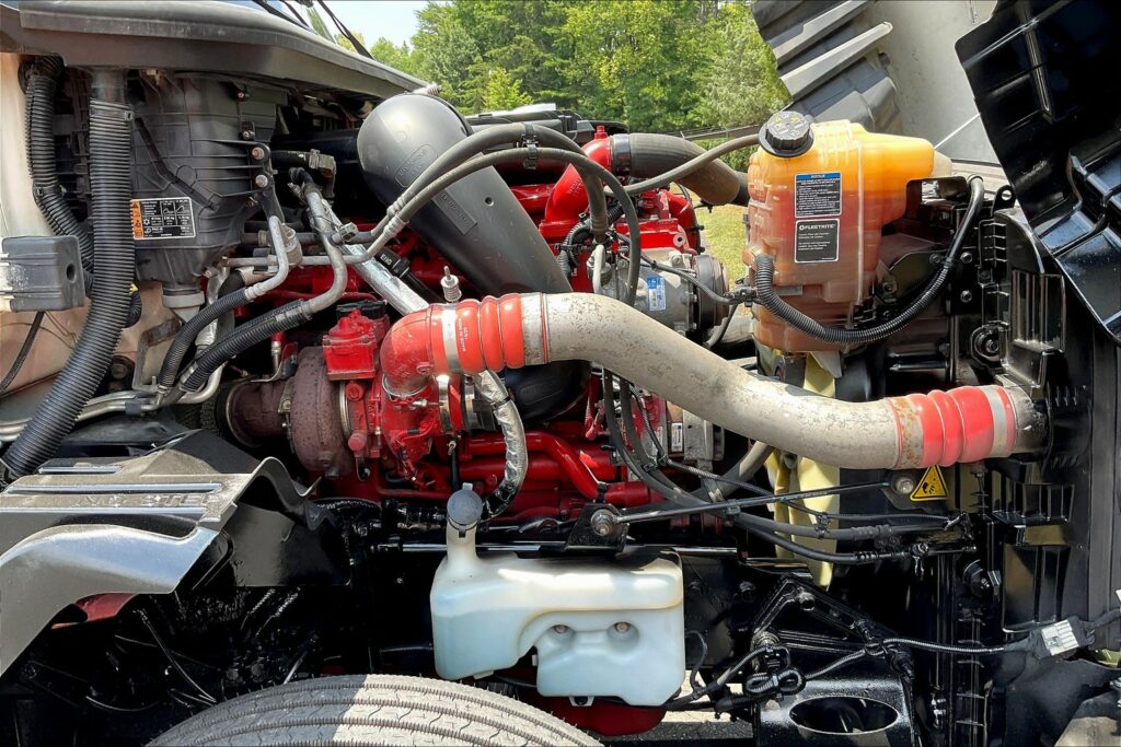 2022 CUM LT625 6×4 Sleeper