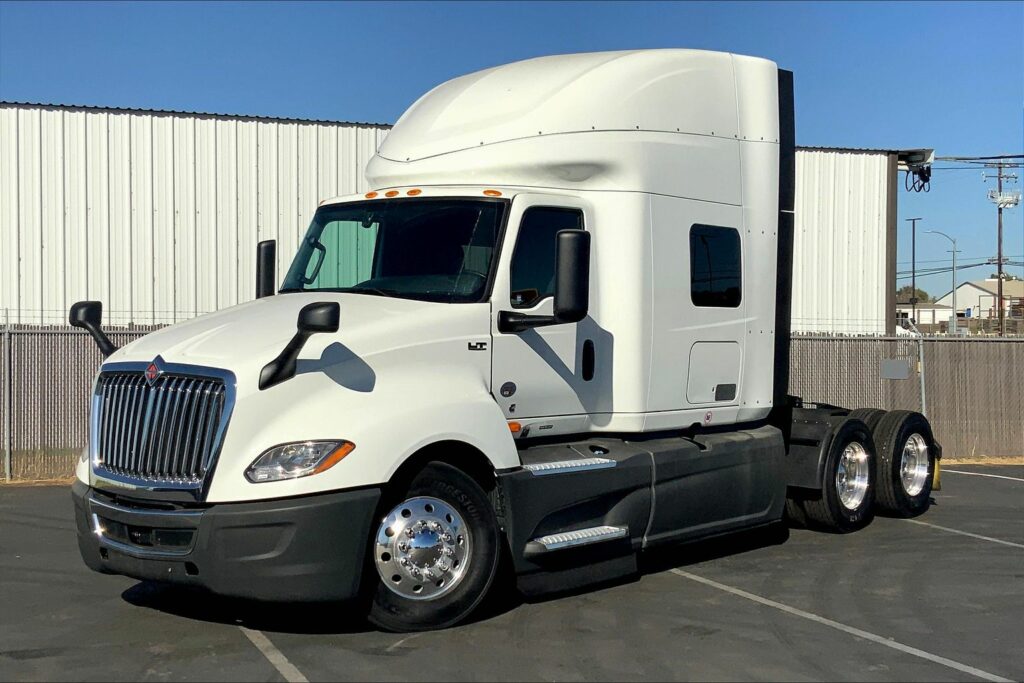 2023 CUM LT625 6X4 Sleeper