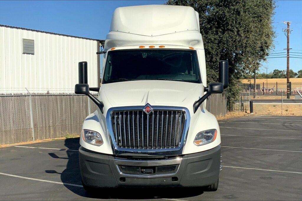 2023 CUM LT625 6X4 Sleeper