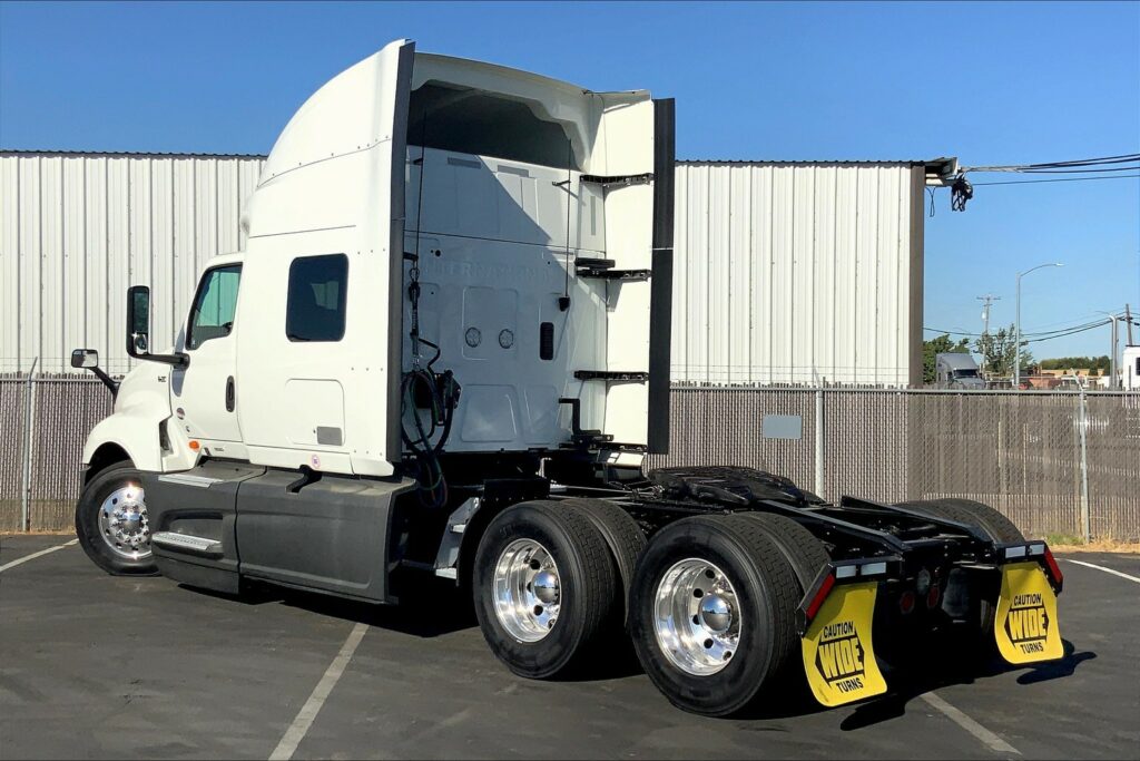 2023 CUM LT625 6X4 Sleeper