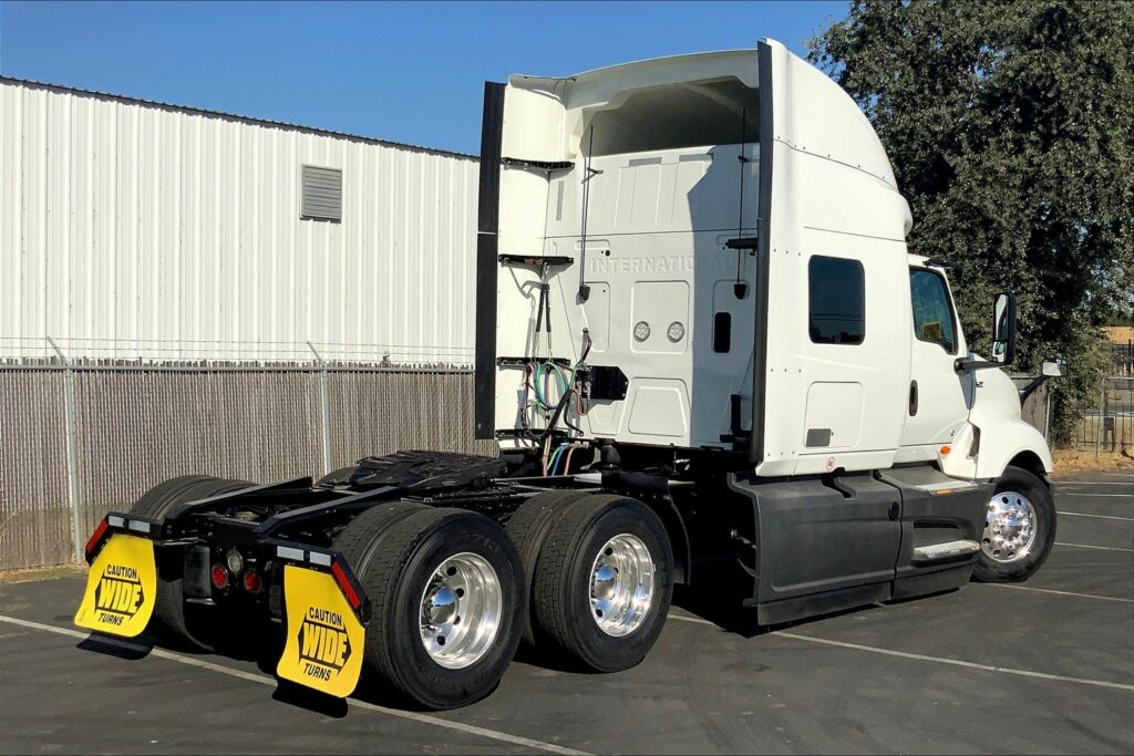 2023 CUM LT625 6X4 Sleeper