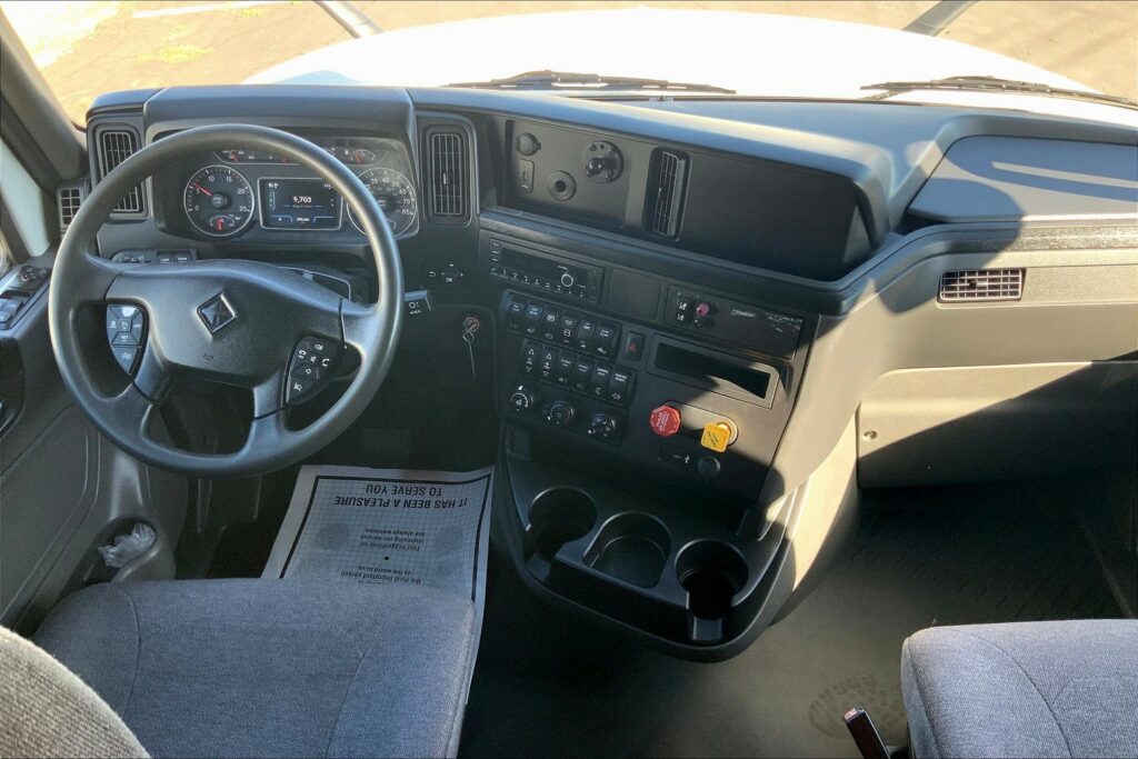 2023 CUM LT625 6X4 Sleeper