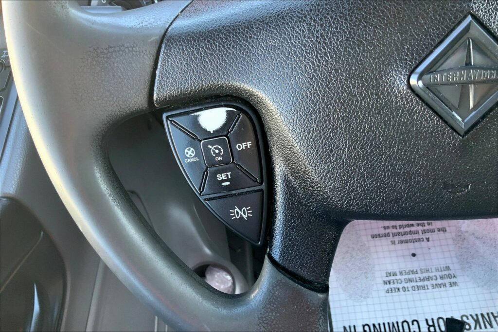 2023 CUM LT625 6X4 Sleeper