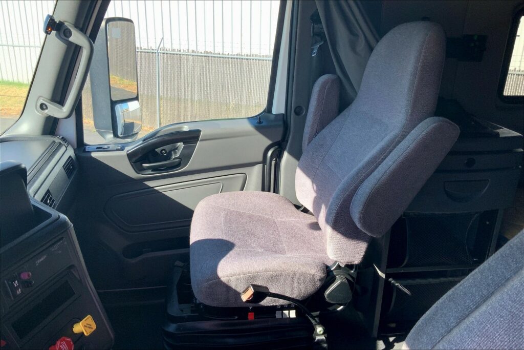 2023 CUM LT625 6X4 Sleeper