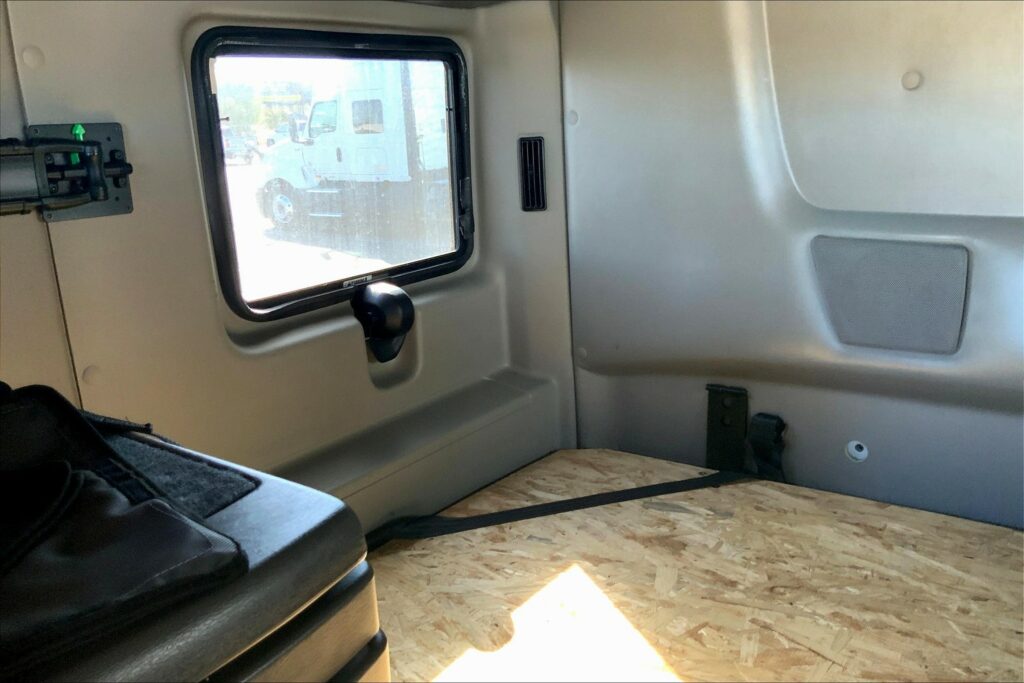 2023 CUM LT625 6X4 Sleeper