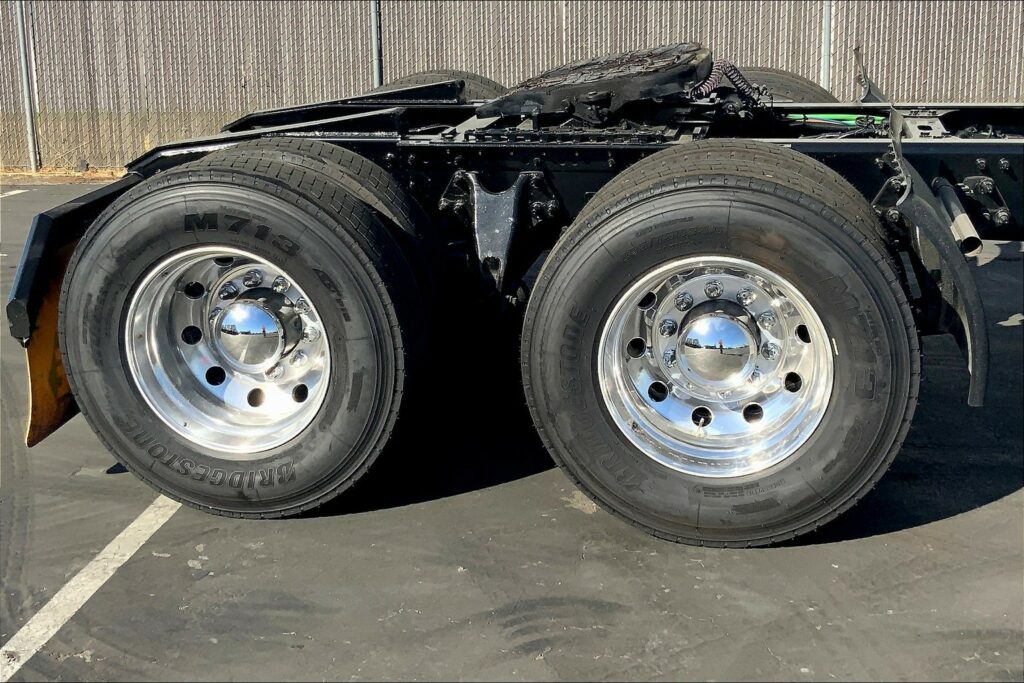 2023 CUM LT625 6X4 Sleeper