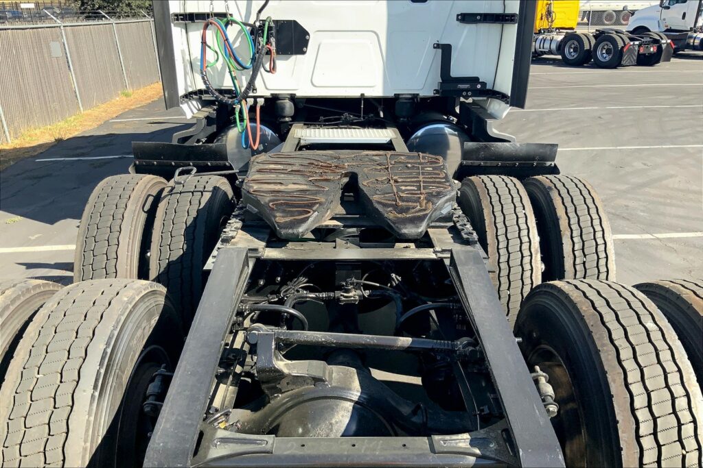 2023 CUM LT625 6X4 Sleeper