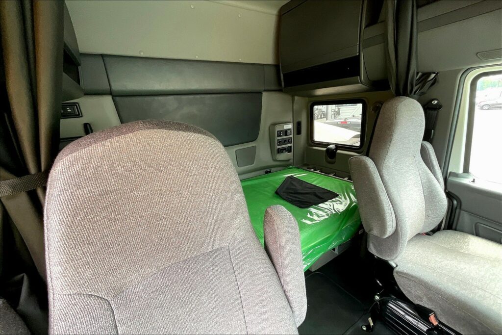 2022 INT LT625 6×4 Sleeper