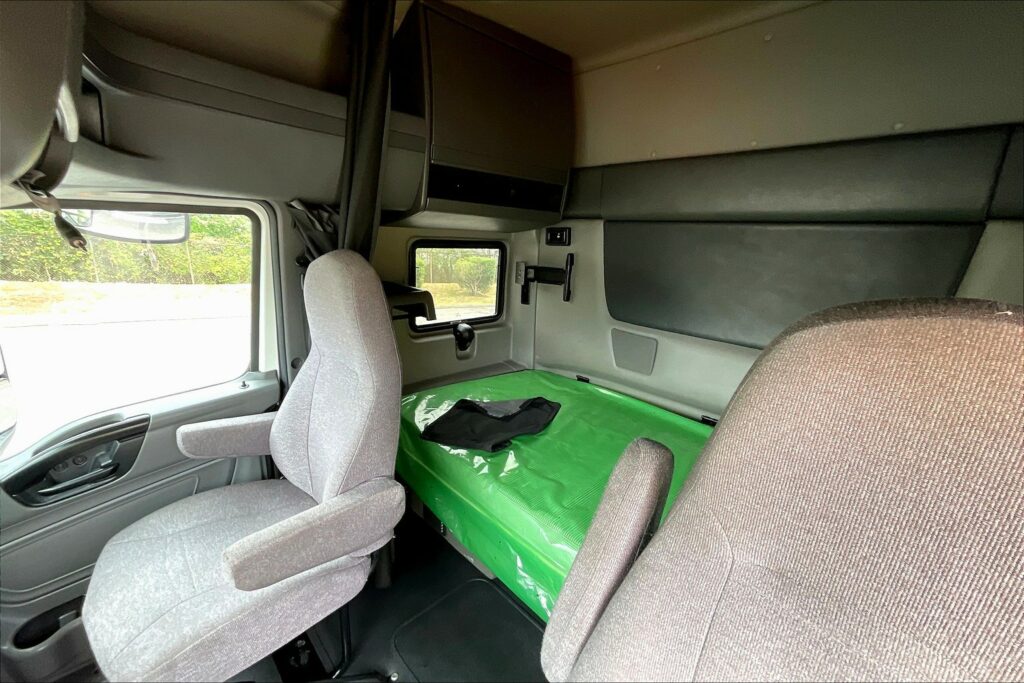 2022 INT LT625 6×4 Sleeper