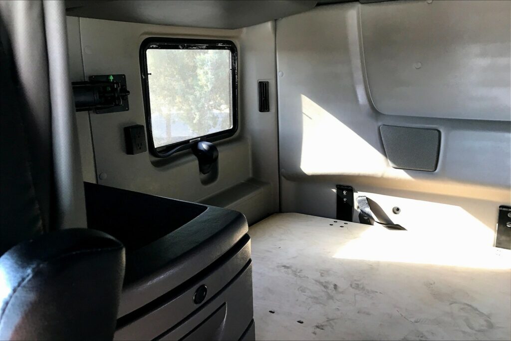 2022 INT LT625 6×4 Sleeper