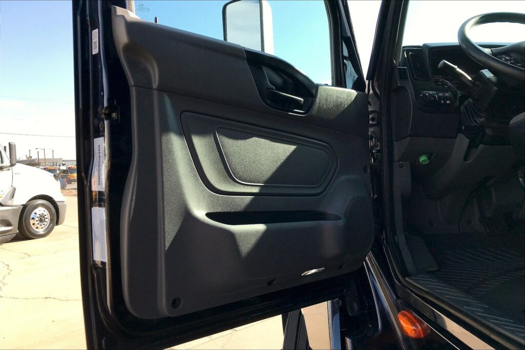 2022 INT LT625 6×4 Sleeper