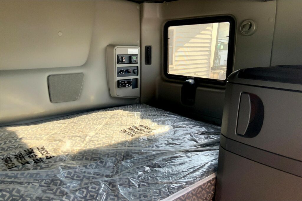 2023 INT LT625 6×4 Sleeper