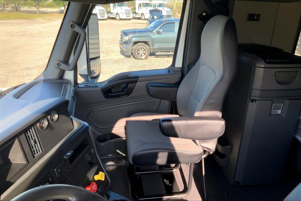 2023 INT LT625 6×4 Sleeper